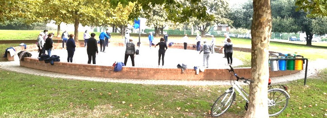 Estate al parco parchi anziani attività motoria sport ginnastica
