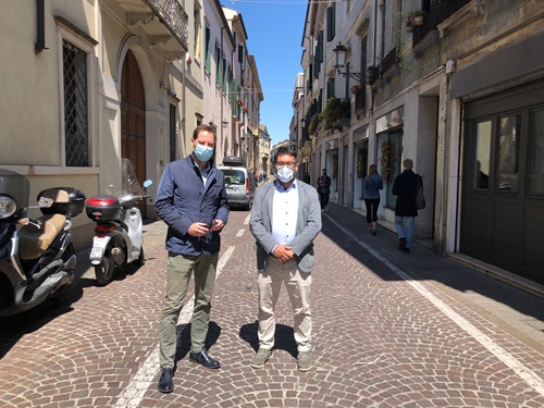 gli assessori Antonio Bressa e Andrea Ragona in via del Santo
